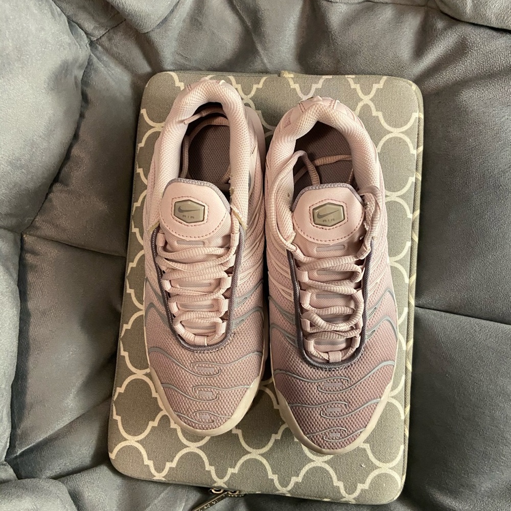 Nike Air Max Plus GS ‘Barely Rose’ (sz 6Y) - Picture 11 of 15
